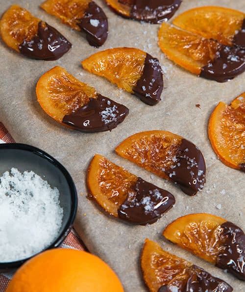 kandierte Orangen, gekocht in Zuckersirup, überzogen mit Zartbitterschokolade und bestreut mit Salz vegan