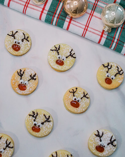 vegane Butterplätzchen in Rentier Design aus einem Mürbeteig