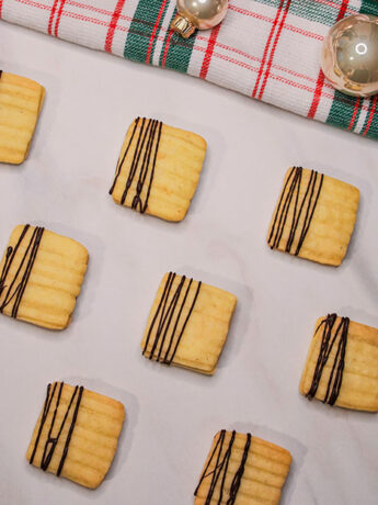 vegane Plätzchen gefüllt mit Lotus Biscoff Creme aus einem einfachen Mürbeteig