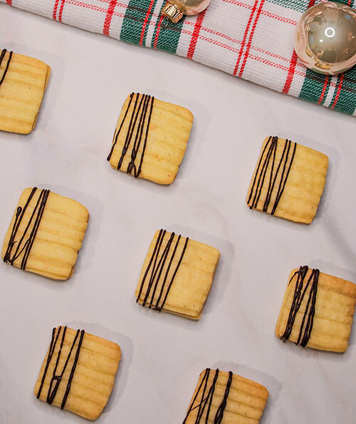 vegane Plätzchen gefüllt mit Lotus Biscoff Creme aus einem einfachen Mürbeteig