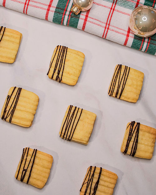 vegane Plätzchen gefüllt mit Lotus Biscoff Creme aus einem einfachen Mürbeteig