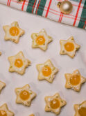 vegane Zitronenstern Plätzchen aus Mürbeteig, gefüllt mit veganem Lemon Curd