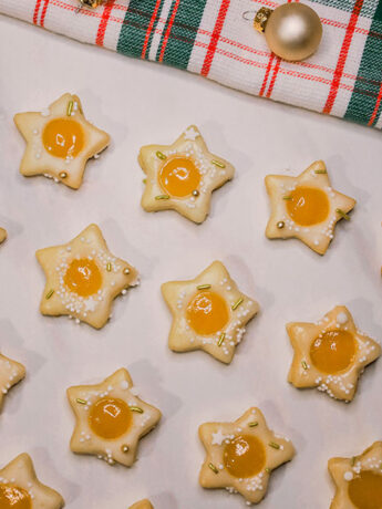 vegane Zitronenstern Plätzchen aus Mürbeteig, gefüllt mit veganem Lemon Curd