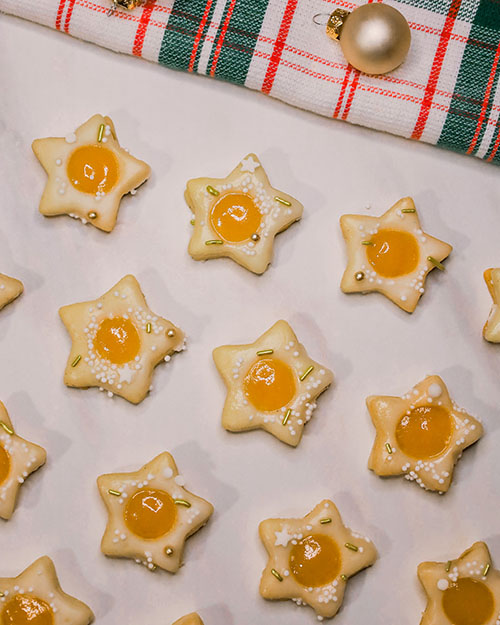 vegane Zitronenstern Plätzchen aus Mürbeteig, gefüllt mit veganem Lemon Curd